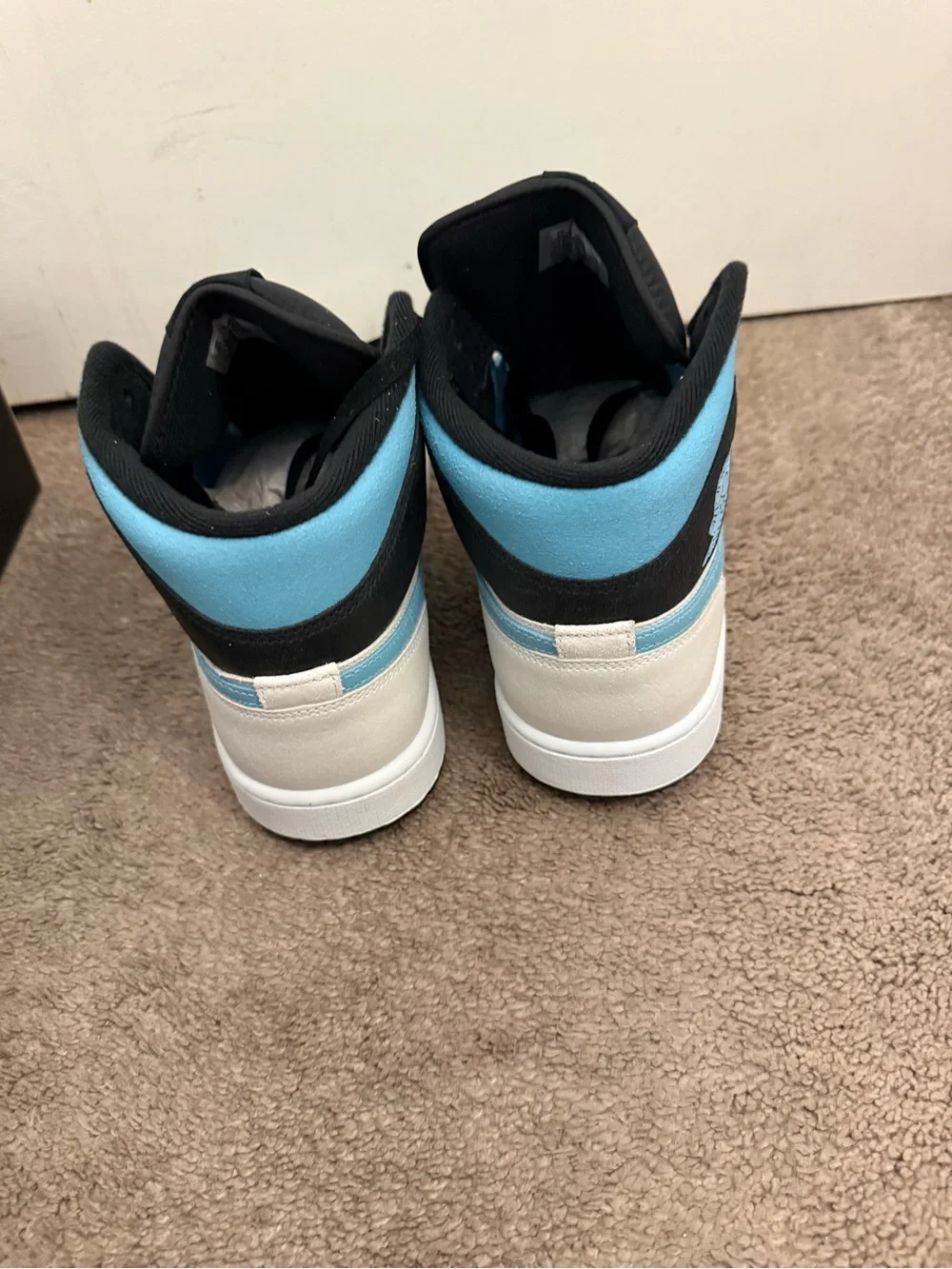 Jordan 1 Mid SE High-Top Sneakers in Light Blue, White & Black Mens Size 12